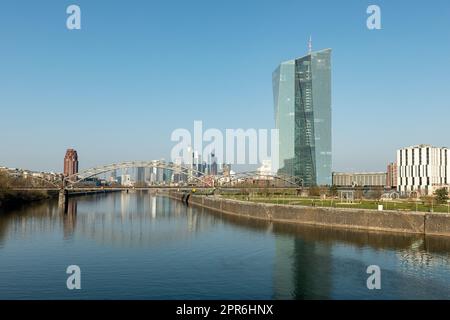 Skyline di Francoforte, Germania, in una giornata di sole Foto Stock