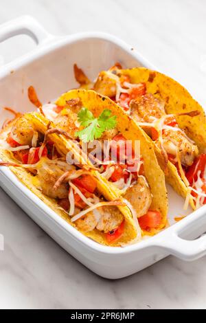 tacos ripieni di carne di pollo alla griglia e pomodori Foto Stock