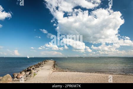 Caramelle di cotone come nuvole sopra la baia di Kieler, Germania Foto Stock