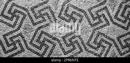 Simbolo della swastika nell'antica decorazione a mosaico celtico. Design per uno sfondo vecchio stile. Foto Stock