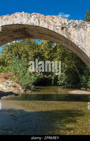 Ponte vecchio o grande ponte sul fiume Megalopotamos a Creta Foto Stock