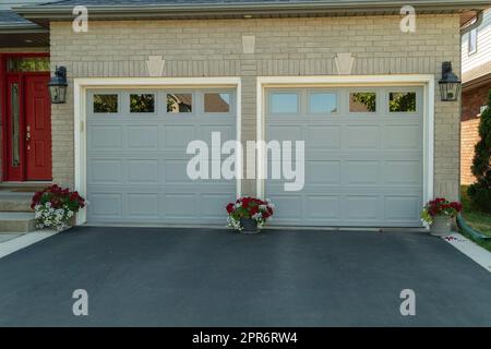 Due garage separati in una casa Foto Stock