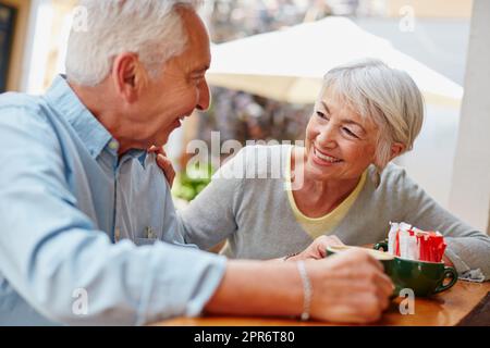 La pensione ha dato loro più tempo per godere a vicenda l'azienda. Shot di una coppia anziana che ha un caffè in una caffetteria. Foto Stock