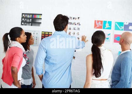 Theres non migliore lavoro che lavoro di squadra. Girato di un gruppo di uomini d'affari casualmente vestiti in ufficio. Foto Stock