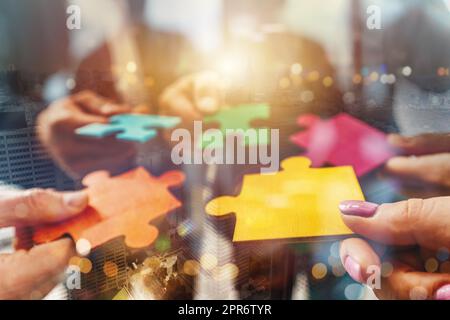 Il lavoro di squadra dei partner collega i pezzi di puzzle come integrazione e avvio Foto Stock