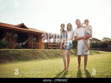 Siamo benedetti ad essere insieme. Scatto di una famiglia felice che si lega insieme all'esterno. Foto Stock