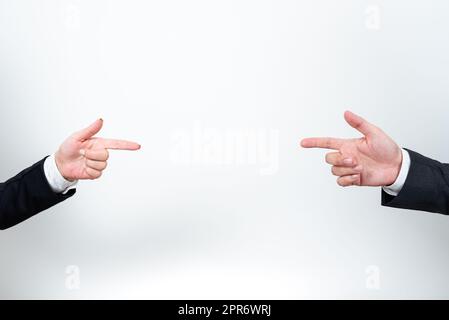 Messaggi importanti sono stati indirizzati tra le mani del team aziendale. Informazioni Crutial visualizzate tra due palme. Annunci critici mostrati da uomo e donna. Foto Stock