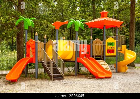 Colorato parco giochi per bambini attività nel parco pubblico Foto Stock