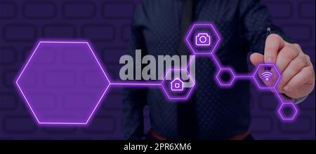 Uomo d'affari che tiene una penna che punta sul segno e presenta idee Crutial. Uomo in completo con matita in mano per mostrare informazioni importanti. Executive che visualizza i dati. Foto Stock