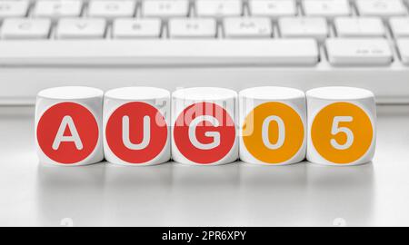 Dado della lettera davanti ad una tastiera - Agosto 05 Foto Stock