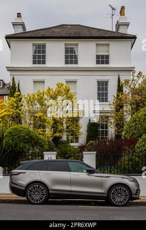 Londra, Regno Unito. 26th Apr, 2023. La fioritura primaverile si integra con un palazzo indipendente con una Range Rover di alta gamma parcheggiata all'aperto. Soggiorno di lusso ad Hampstead. Credit: Guy Bell/Alamy Live News Foto Stock