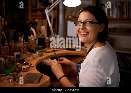 Il mio tipo di terapia. Un artista che crea qualcosa di legno. Foto Stock