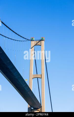 Ponte sospeso con un traliccio dal basso Foto Stock