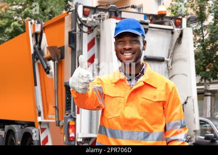 Spazzatura uomo che fa il Cestino Foto Stock