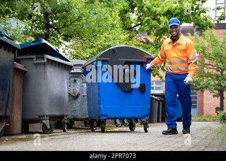 Spazzatura uomo che fa il Cestino Foto Stock