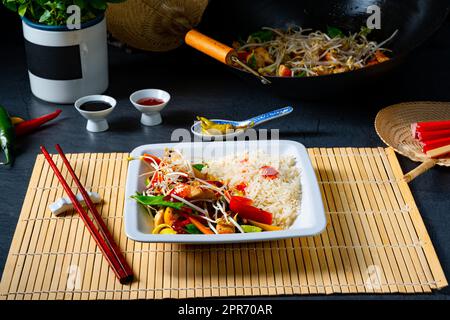 pollo fritto dolce e affoltito con verdure Foto Stock