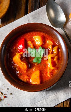 Zuppa di gulasch ungherese in un calderone o in una pentola Foto Stock