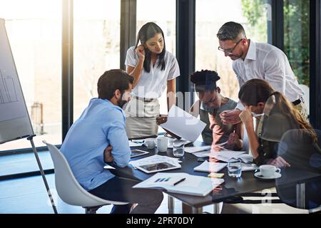 Tempo di sessione della strategia per il team. Shot di un gruppo di uomini d'affari che hanno una riunione in una sala riunioni. Foto Stock