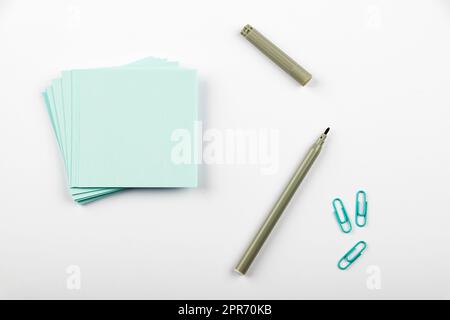 Messaggi importanti sulle note adesive sulla scrivania con pennarello e graffette. Foto Stock