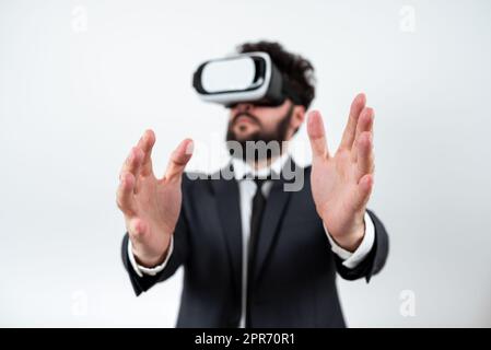 Uomo che indossa occhiali VR e presenta messaggi importanti tra le mani. Uomo d'affari che possiede occhiali da vista per realtà virtuale e mostra informazioni Crutial. Foto Stock