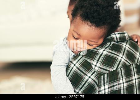 Sonnolenza di Somebodys. Scatto di un bambino piccolo a casa. Foto Stock