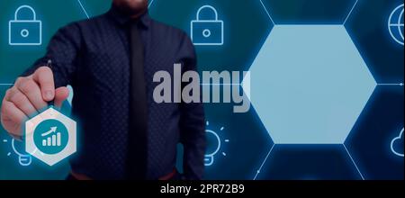 Uomo d'affari che tiene una penna che punta sui cartelli e presenta idee Crutial. Uomo in completo con matita in mano per mostrare informazioni importanti. Executive che visualizza i dati. Foto Stock