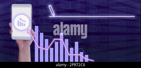 Smartphone donna d'affari con la mano che mostra un grafico a barre digitale con simbolo freccia in movimento verso l'alto. Donna che presenta i dati aziendali e analizza la crescita e i risultati ottenuti. Foto Stock