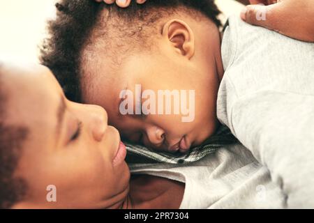 HES crescere rapidamente. Shot di una madre che cullava il suo bambino. Foto Stock