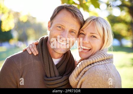 Può sempre farmi sorridere. Ritratto di una giovane coppia attraente al parco. Foto Stock