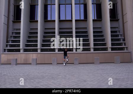 Pattinare è più di un hobby. Sparato di skateboard in città. Foto Stock