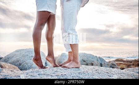 Primo piano di una coppia irriconoscibile che si prende una pausa in spiaggia. Primo piano di una coppia irriconoscibile che si prende una pausa in spiaggia. Foto Stock