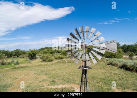 pompa di vento su una vecchia fattoria Foto Stock