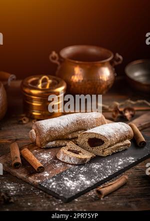 Panini fatti in casa con marmellata di prugne Foto Stock