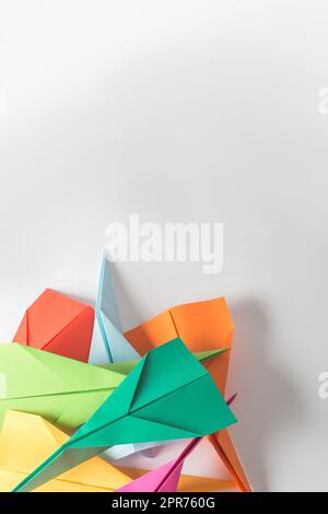 Dai la tua creatività alle ali per volare. Studio girato di un mucchio di colorati aerei origami. Foto Stock