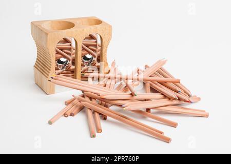 Un mindset è una matita meglio mantenuta affilata. Studio girato di un affilatore e matite in legno. Foto Stock