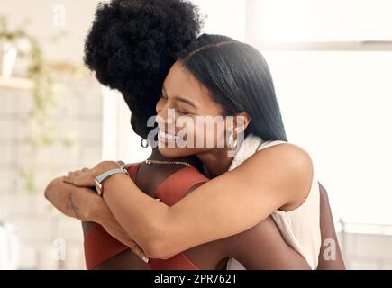 Ive ti mancava. Scatto di due giovani amici che trascorrono il tempo insieme a casa. Foto Stock