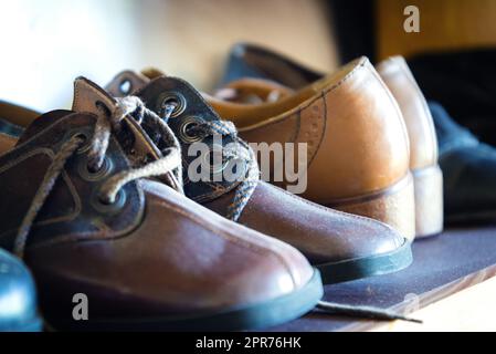 Vecchie scarpe in un luogo di lavoro storico calzaturiere Foto Stock