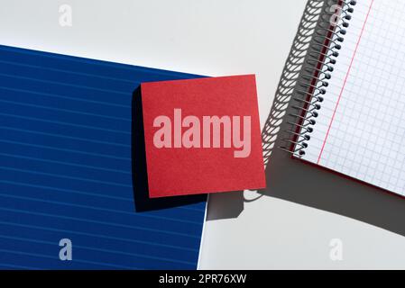 Messaggio importante presentato sulla nota adesiva sulla scrivania con notebook. Informazioni Crutial scritte su Appunti sul tavolo con blocco note. Annuncio critico visualizzato. Foto Stock