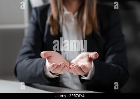 Donna d'affari che tiene un messaggio importante per mano. Donna in tuta che mostra una nuova idea Crutial Above Palms. Dirigente che presenta informazioni critiche aggiornate. Foto Stock