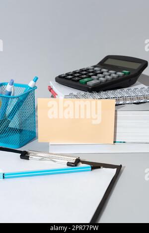 Messaggi importanti presentati sulla nota sulla scrivania con matite, libri, Appunti e calcolatrici. Informazioni Crutial mostrate su Appunti sul tavolo con notebook e penne. Foto Stock