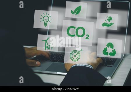 Le organizzazioni o le aziende sviluppano lo schermo virtuale di affari di accreditamento di carbonio. Ridurre le emissioni del CO2. Concetto di sviluppo aziendale sostenibile. Foto Stock