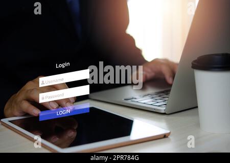 uomo che utilizza l'interfaccia di login sullo schermo a sfioramento. immissione di nome utente e password sull'account tablet digitale virtuale online. Foto Stock