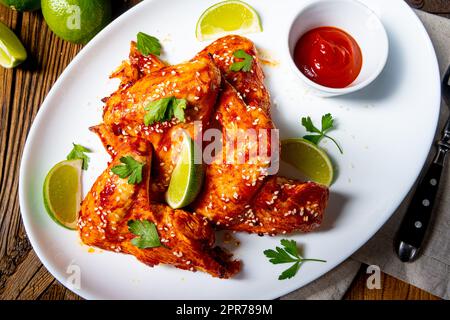ali di pollo con spicchi di patate e sedano. Foto Stock