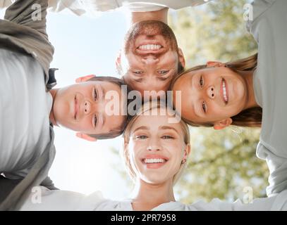 Bene l'amore ed essere amati per sempre. Sparato di una coppia e i loro due figli in piedi insieme in una capoddle. Foto Stock