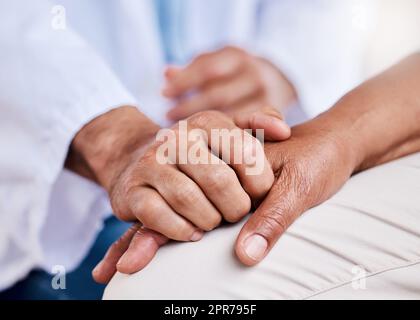 Mi prenderei il vostro dolore se potessi. Scatto ritagliato di un medico irriconoscibile che offre il loro supporto paziente in un tempo difficile. Foto Stock