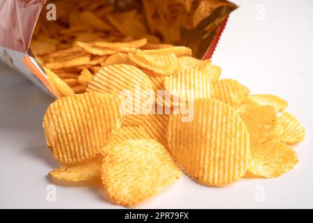 Patatine fritte, delizioso condimento alla griglia piccante per le crocchette, snack fritto a fette sottili in sacchetto aperto. Foto Stock