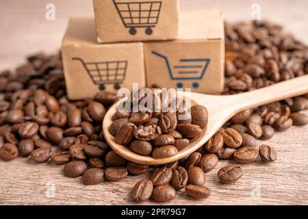 Scatola con il simbolo del carrello di shopping sui chicchi di caffè, Import Export Shopping online o servizio di consegna eCommerce negozio spedizione del prodotto, commercio, fornitore concetto. Foto Stock