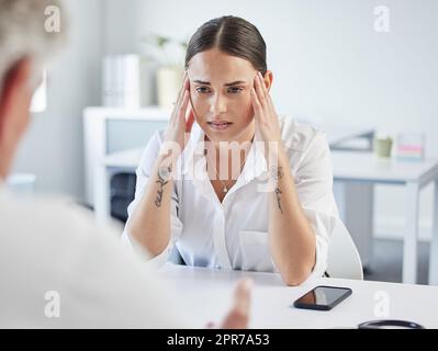 Le emicranie appena dont Vai via. una giovane donna che soffre di un mal di testa all'ufficio dei medici. Foto Stock