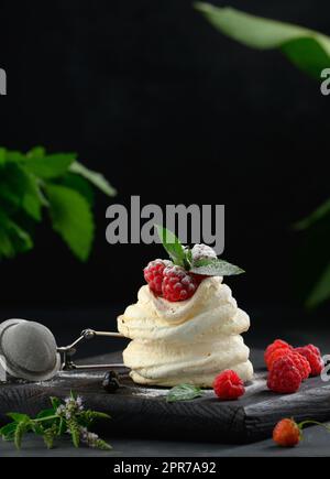 Torta al forno a base di proteine di pollo montate e panna, decorata con frutti di bosco freschi. Foto Stock