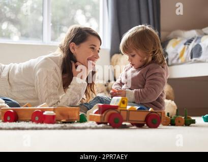 Ceneri il mio dono più prezioso: Una giovane madre e una figlia che giocano a casa. Foto Stock